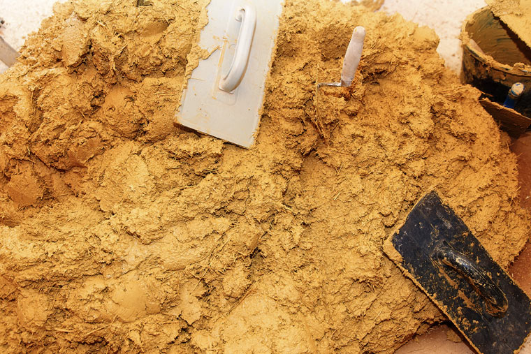 alt="Ökologisches Bauen mit natürlichen Materialien"