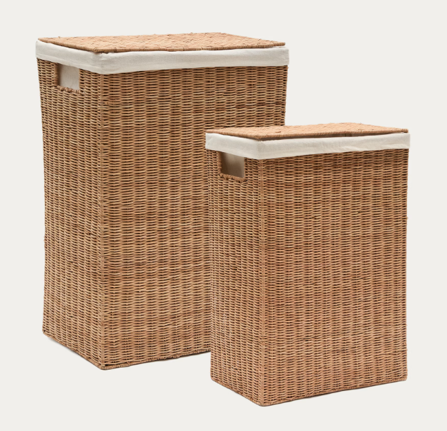 Zwei rechteckige Wäschekörbe aus geflochtenem Rattan mit weißen Stoffeinsätzen und Deckel – in Naturfarben gehalten, ideal für nachhaltige Aufbewahrung im Badezimmer oder Schlafzimmer