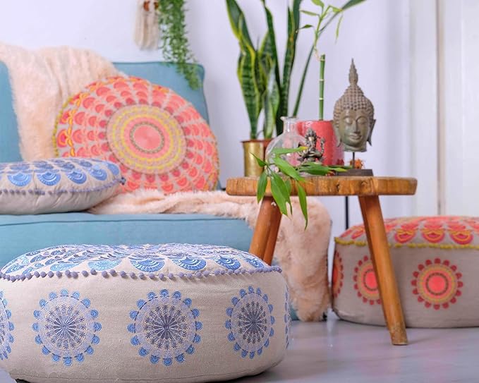 Rundes Bodenkissen mit blauem Mandala-Muster auf naturfarbenem Stoff, rundum mit Pomponborte verziert – orientalisch inspiriert, unbefüllt, ideal für Lese- oder Kuschelecken