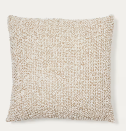 Kissenbezug aus Jute und Baumwolle in Naturfarbe, grob gestrickt, auf gestreifter Teppichfläche arrangiert – ideal für gemütliche Herbstdeko im Boho- oder Naturstil